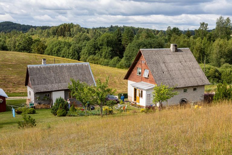 Piret ja Ants Drenkhani kodu asub Pilkuse külas Otepää nõlvade vahel.