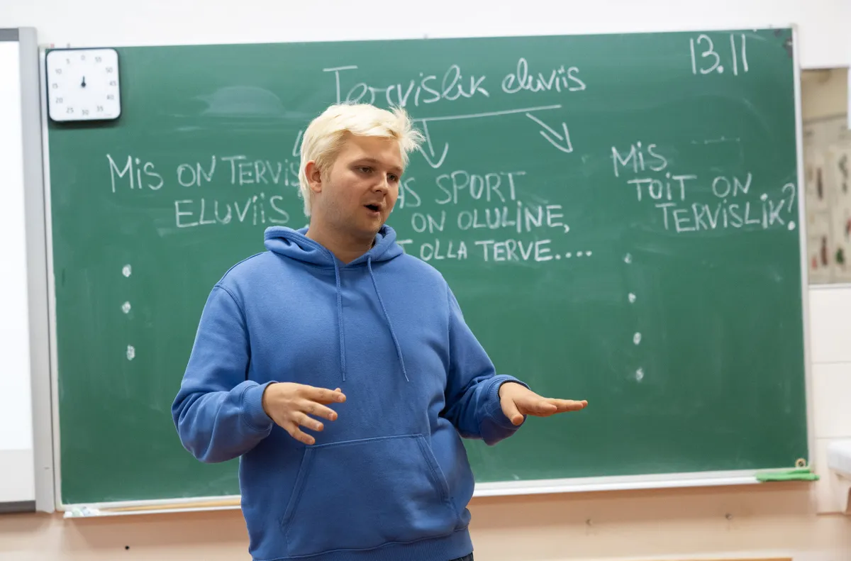 Aleksandr Rakov õpetab bioloogiat ja loodusõpetust samas gümnaasiumis, mille ta ise 2020. aastal lõpetas. Ise õpib ta magistriõppes.
