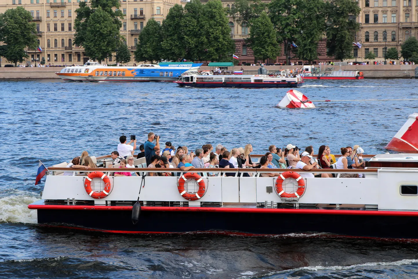 Turistid Peterburis Neeva jõel 23. juunil.