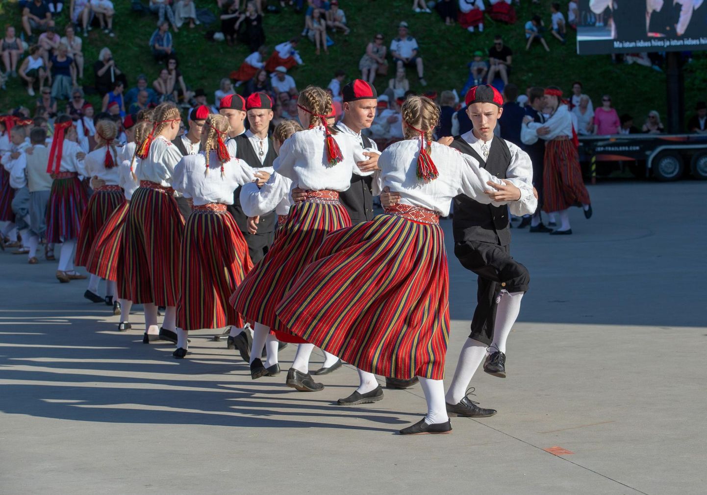 Kui eeloleval nädalavahetusel lauldakse ja tantsitakse Põhja-Sakala vallas, siis järgmise nädala lõpus tuleb Viljandis kogu maakonna laulu- ja tantsupidu "Keskpõrandale kokku".