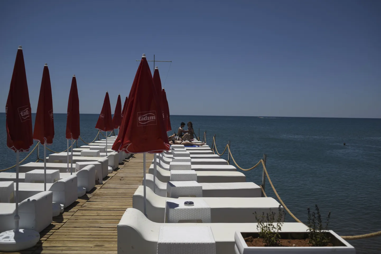 Vene turistid on Türgi kuurortidesse taas oodatud. Pildil tühjad lamamistoolid Antalya piirkonna rannas.