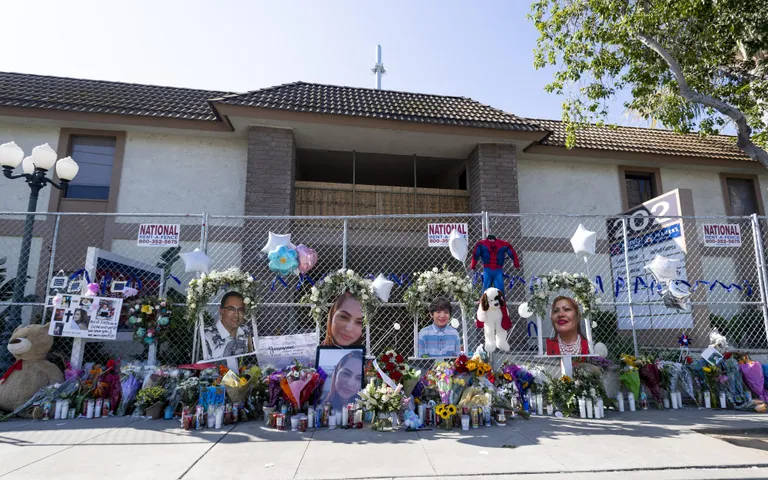 California osariigis 31. märtsil nelja inimese elu nõudnud massitulistamise ohvrite mälestuseks toodud pildid, lilled ja küünlad.