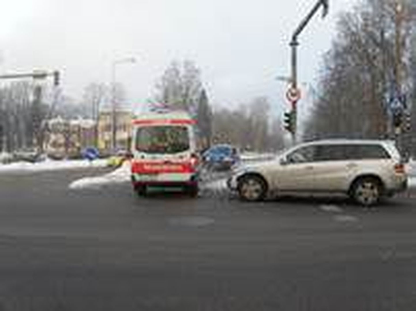 19. jaanuari hommikul põrkasid Tartus Riia ja Puusepa tänava ristmikul kokku kiirabiauto ja sõiduauto Mercedes-Benz.