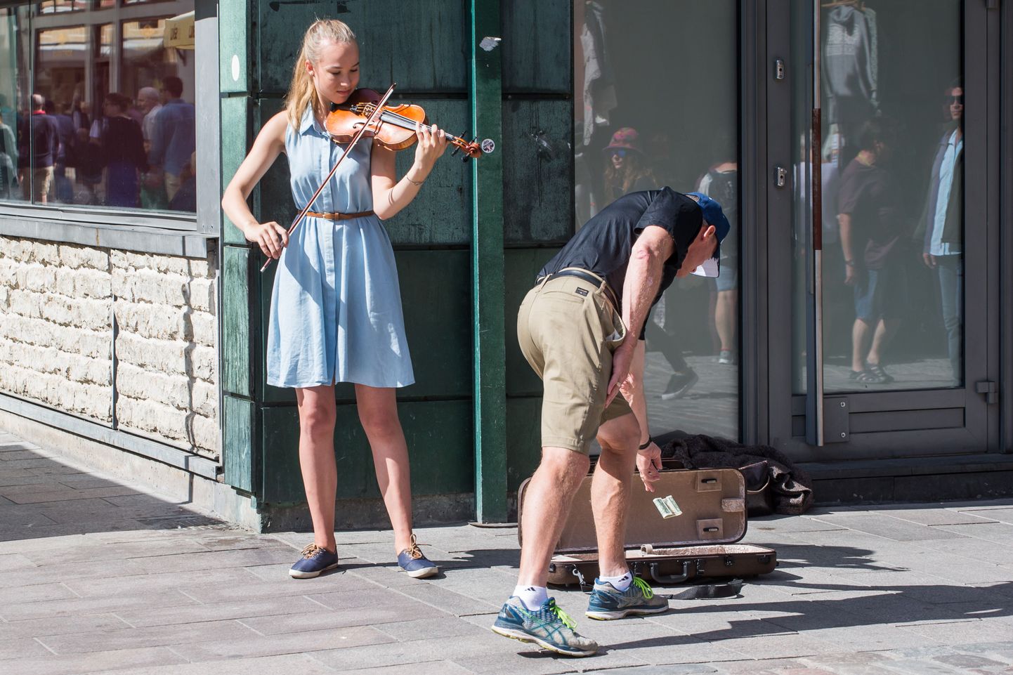 Viru tänaval on tänavamuusiku teenistus kõige parem: esimese kümne minutiga teenib viiulimänguga pea kümme eurot.