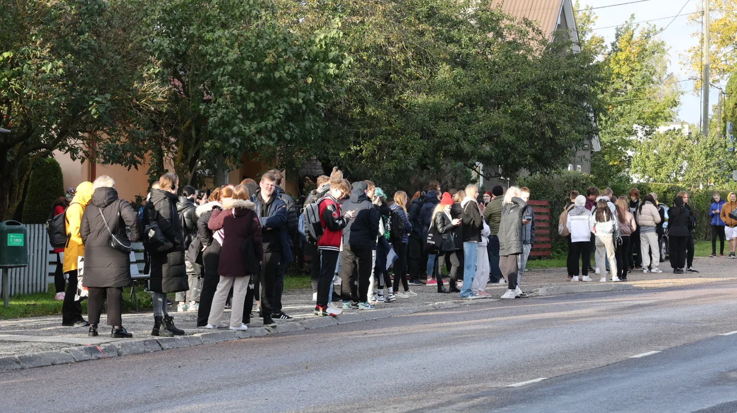 Pommiähvardus saatis õpilased koju.