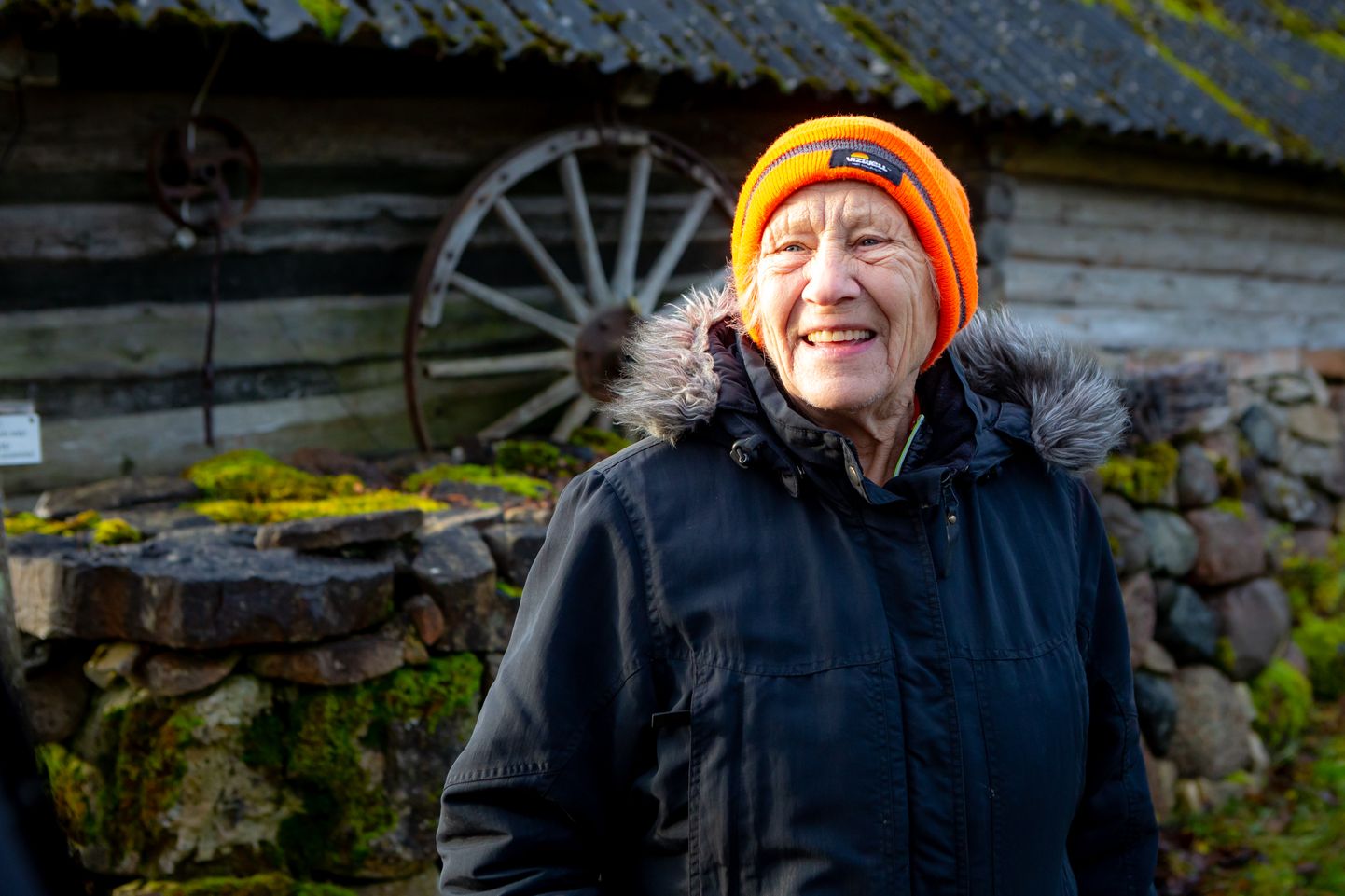 KÄSITÖÖGA SÖGEDAKS: Üle 40 aasta tagasi Sögedate külla tulnud Maie Schmuul soovitab Muhusse sulandumiseks omandada kohaliku käsitöö saladused.