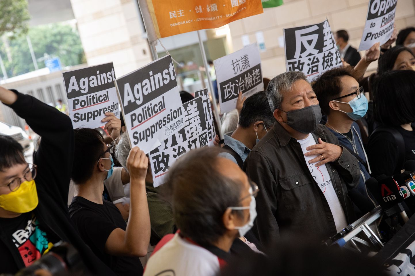 Hongkongi endine parlamendisaadik Lee Cheuk-yan (paremalt teine) täna Lääne-Kowlooni kohtu juures, enne kui talle määrati 12 kuu pikkune vangistus.