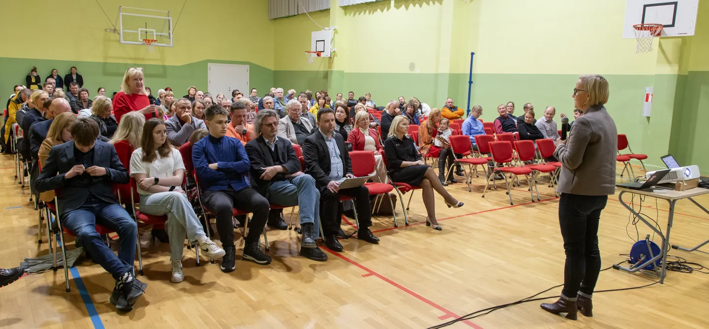 Haridus- ja teadusminister Kristina Kallas selgitas investeerimisettepaneku tagamaid Toila kooliperele novembris. Lastevanemaid, kes võitlevad eestikeelse koolikeskkonna säilimise eest, ärritas ministri väide, et Jõhvi riigigümnaasiumis on 81% õpilaste emakeel eesti keel. See on üks küsimus, millele MTÜ Toila Gümnaasiumi Heaks teabenõudes vastust ootab.
