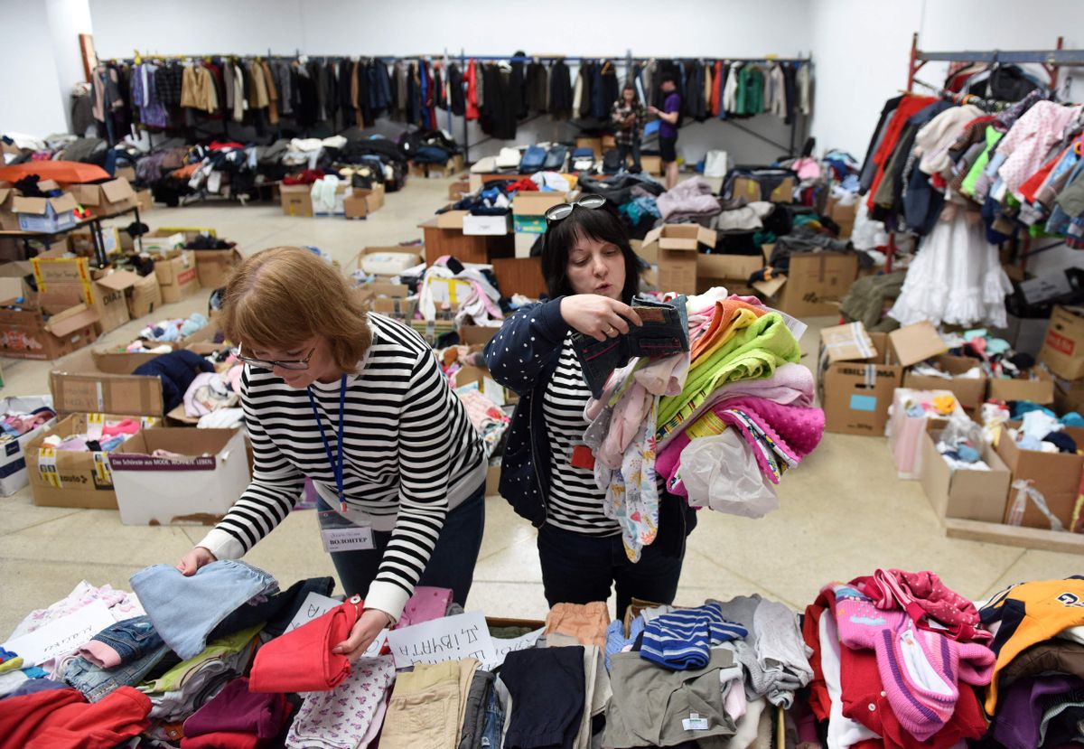 Vabatahtlikud sorteerivad Lvivis evakueeritud inimeste jaoks annetatud rõivaid.