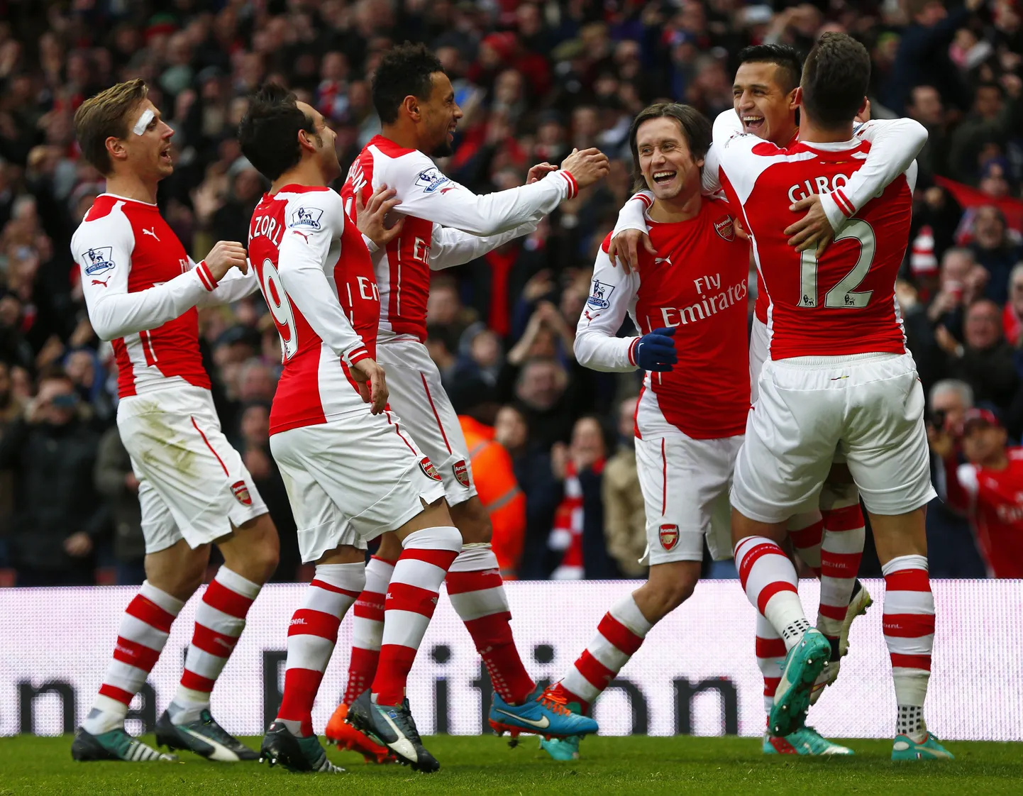 Alexis Sanchez (paremalt teine) meeskonnakaaslastega rõõmustamas.