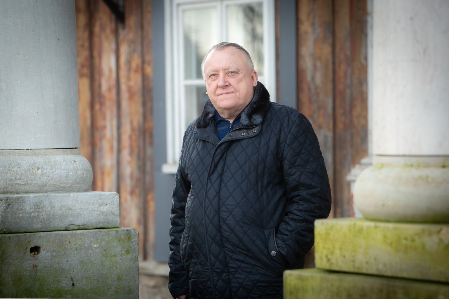 SAAREMAA PATRIOOT: Ettevõtja Vjatšeslav Leedo seisab Kuressaare kesklinnas Tallinna tänav 9 maja ees, kus asus tema esimene töökabinet.