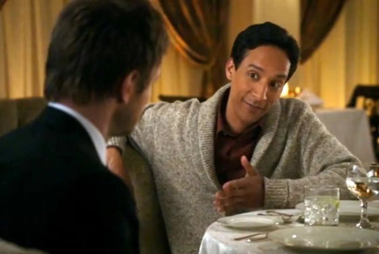 Jeff Winger (Joel McHale) ja Abed Nadir (Danny Pudi). Sarja hommage filmile «Minu õhtusöök Andrega».