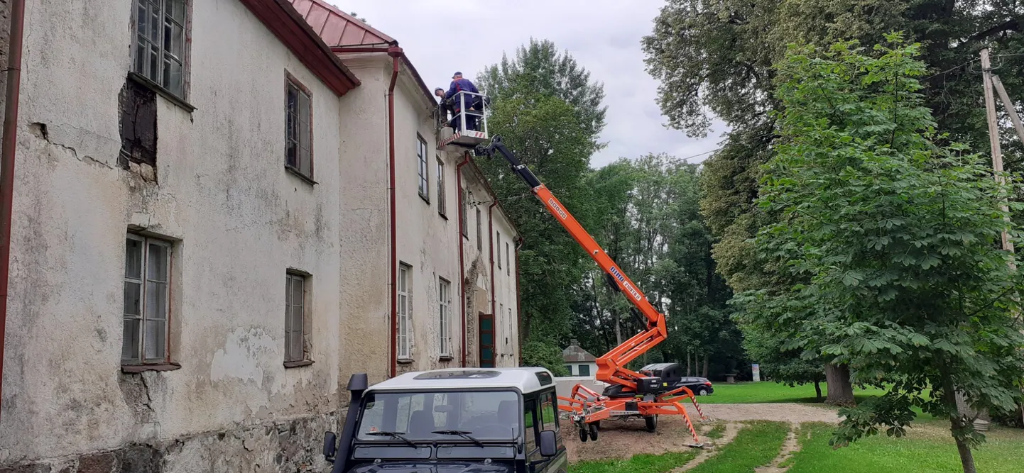 Suvel lammutatud Öötla mõisa veranda ja uuesti valatud trepi kohale uue ehitamine võtab külaseltsil aega.