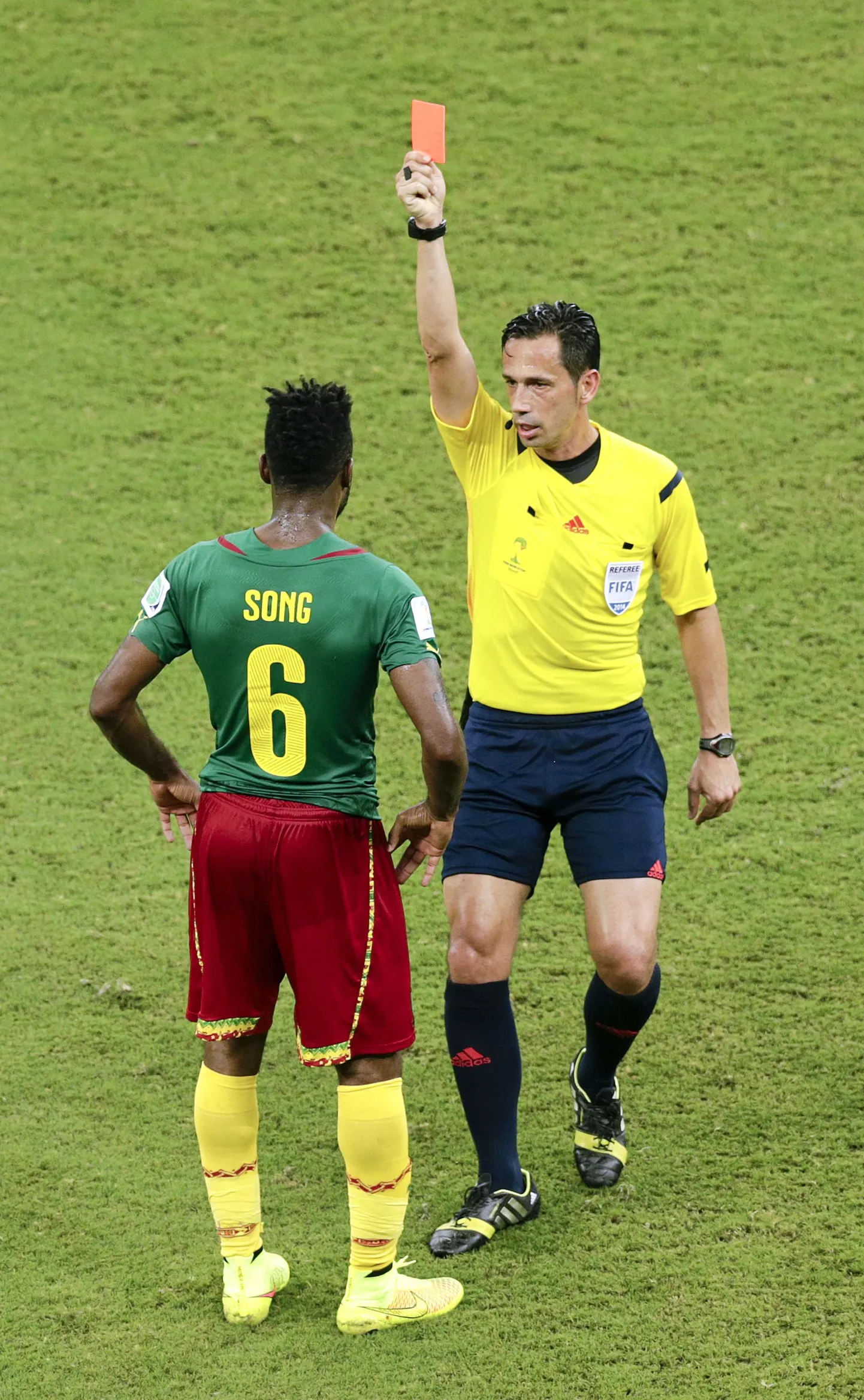 Alex Song nägi eilses mängus määruste rikkumise eest punast kaarti.