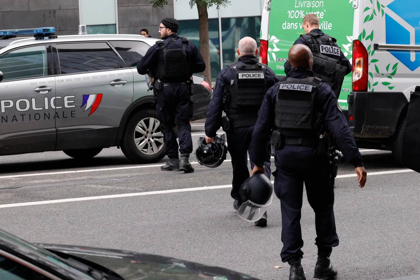 Prantsuse politsei metroojaama lähedal, kus korrakaitsjad tulistasid ähvardusi teinud naist.
