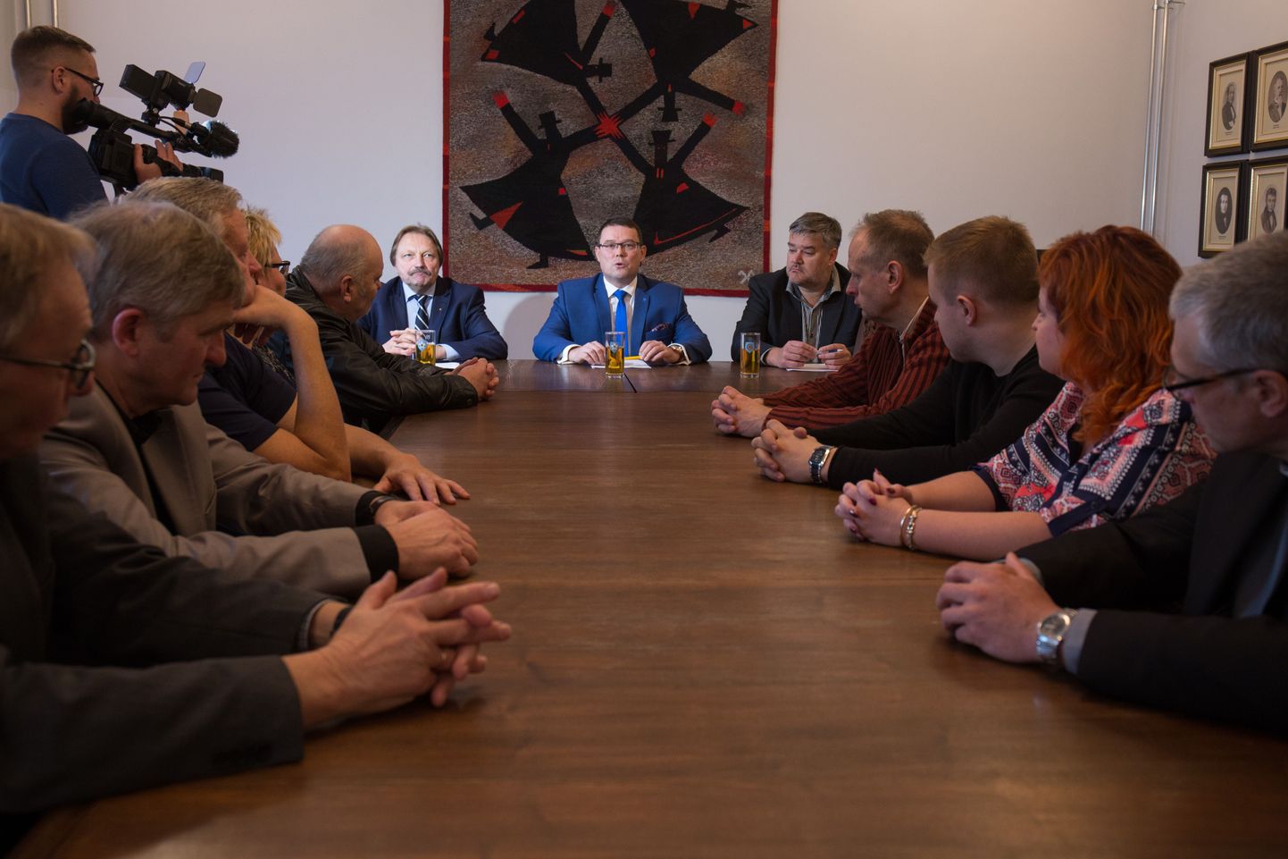 Uue võimuliidu esindajad kogunesid pühapäeval kell 15 raekotta koalitsioonilepingut allkirjastama. Laua otsas istusid Helmut Hallemaa (vasakul), Madis Timpson ja Harri Juhani Aaltonen.