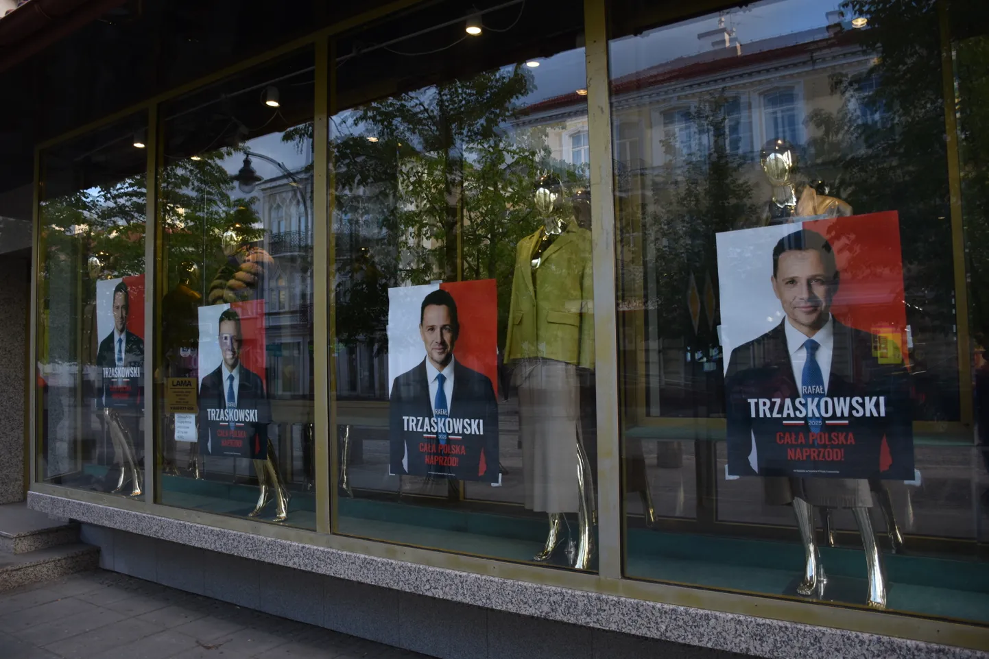 Poolas on isegi poe vaateakendel modellidega võistlemas presidendiks pürgijad. Eestiga võrreldes pole tänavatel valimisreklaamide uputust.