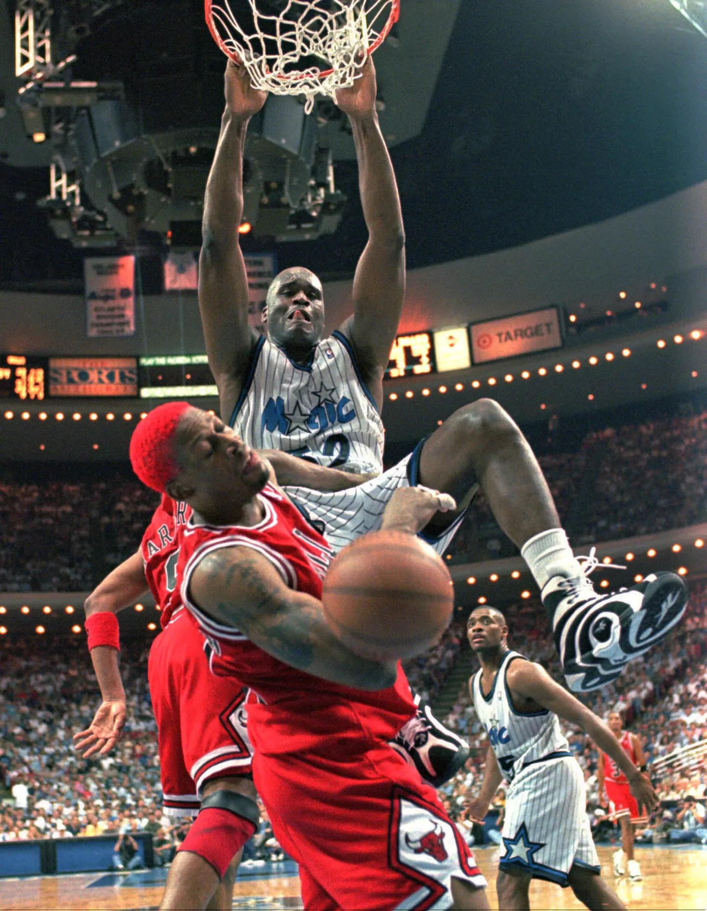 Sel korral ei suutnud Dennis Rodman (punase peaga) Shaquille O'Neali takistada.