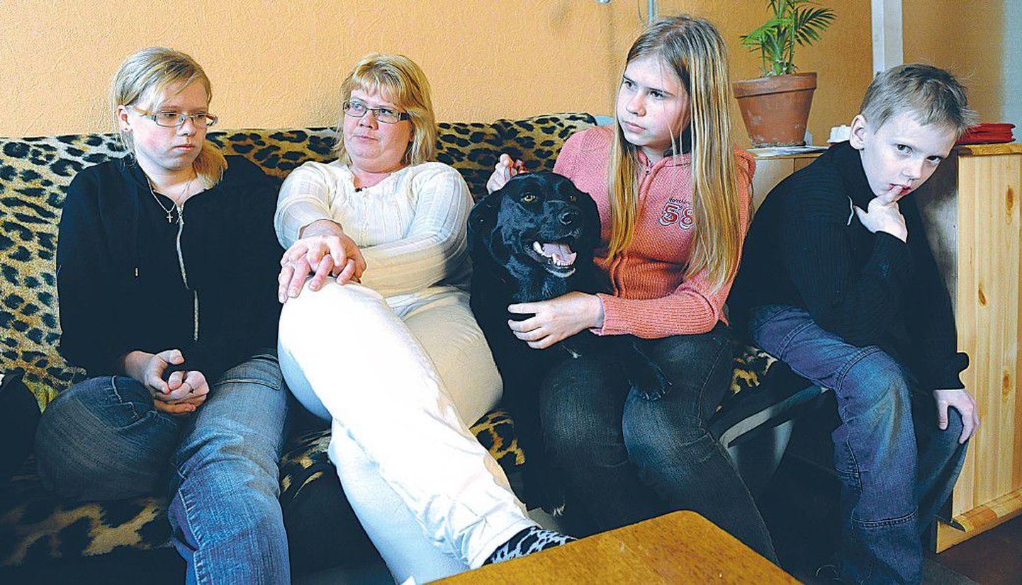 Triinu Pillartit (valges) sundis nüüdseks pärmina paisunud intressidega SMS-laenu võtma soov viia oma lapsed Kati (vasakult), Kätlin ja Andres puhkusereisile.