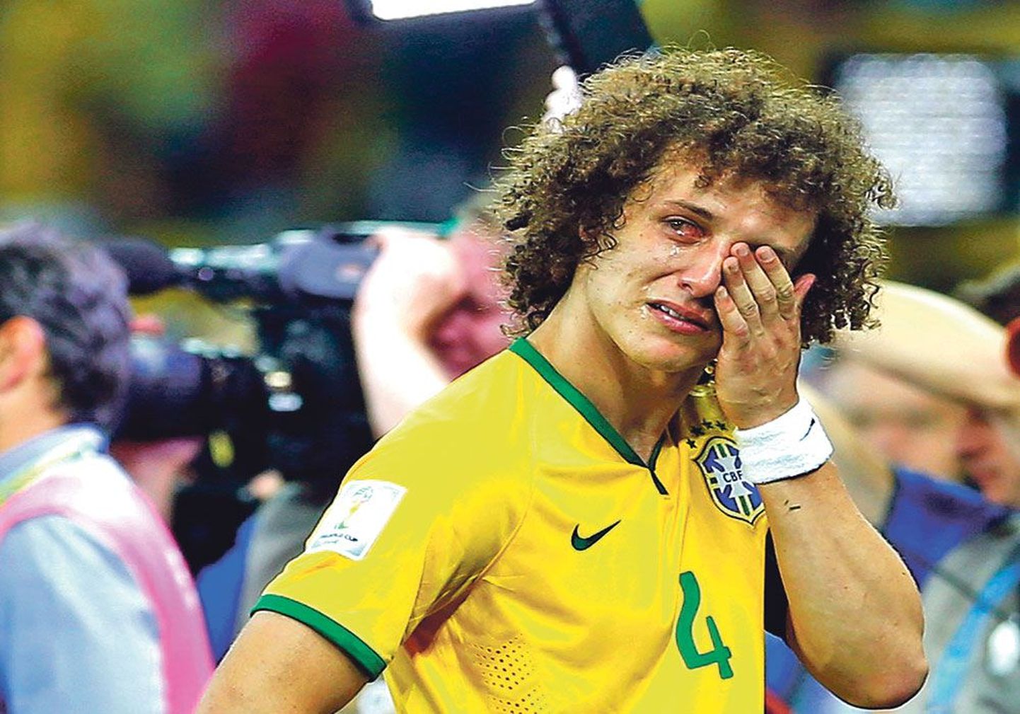 После поражения Бразилии в полуфинале слезами заливалась вся страна, и защитник Давид Луис в первую очередь.