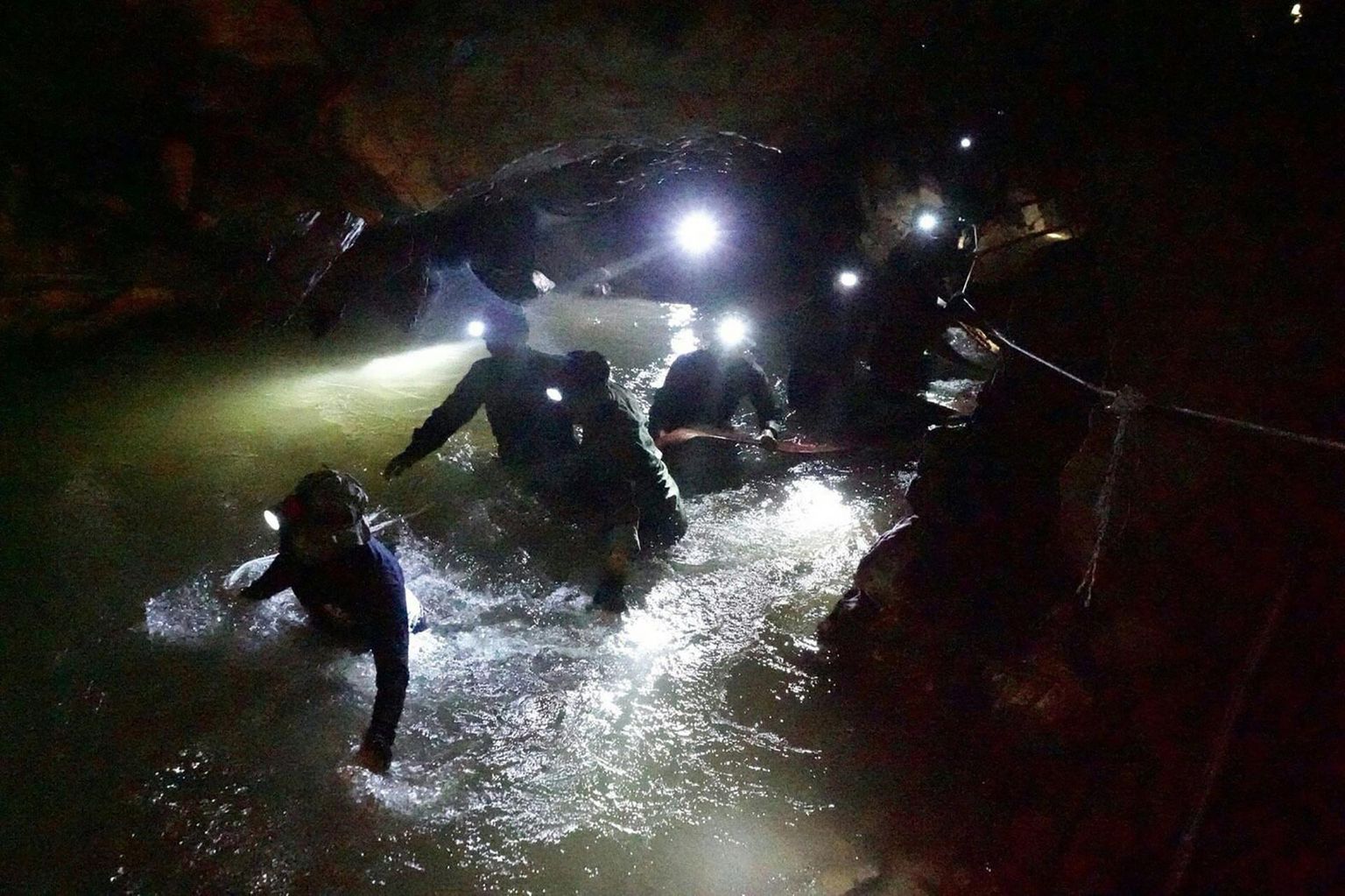 Tai mereväelased liikumas Tham Luangi koopas Tai piirialal Myanmari ja Laose lähistel. Päästeoperatsioon koopas kadunuks jäänud laste leidmiseks oli eilseks kestnud juba kaheksa päeva.