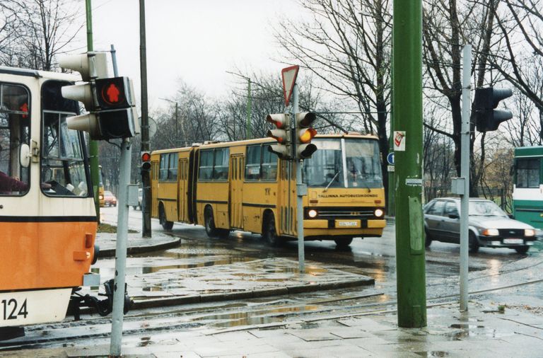 Желтый Икарус и оранжевый трамвай.