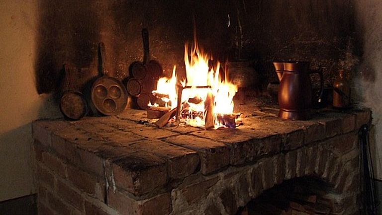 Теплый огонь, был одной из лучших декораций символизирующих уютное средневековье 