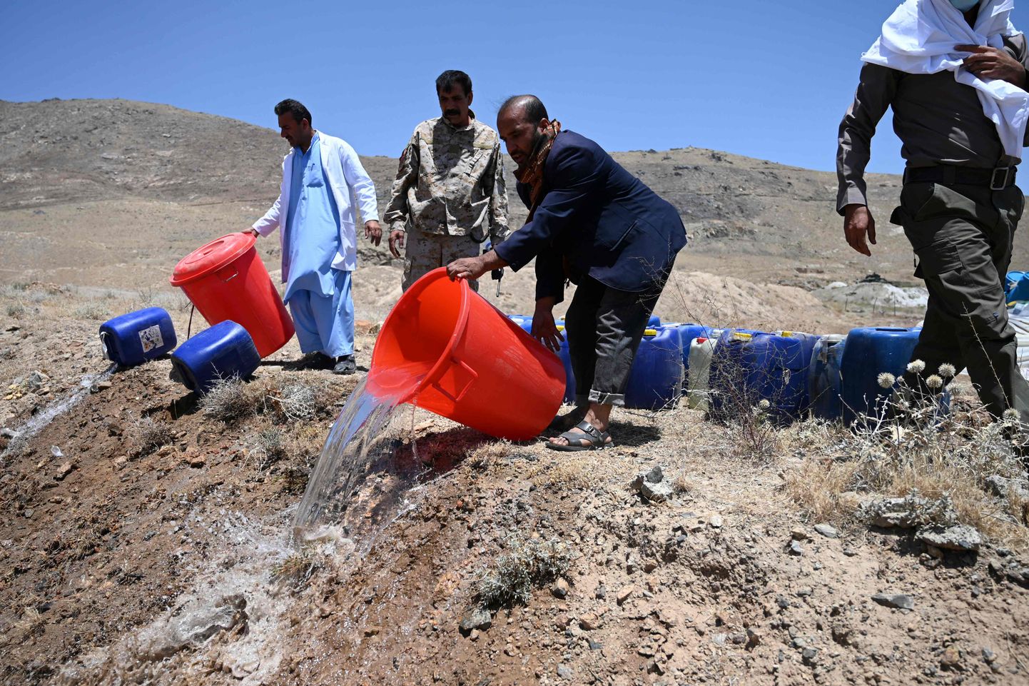 Alkoholi hävitamine Afganistanis. Foto on illustratiivne.