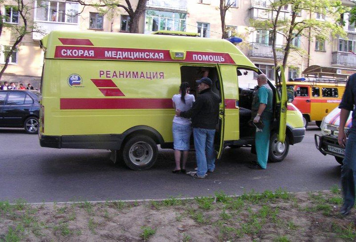 Машина "скорой помощи" около места взрыва в Ставрополе.