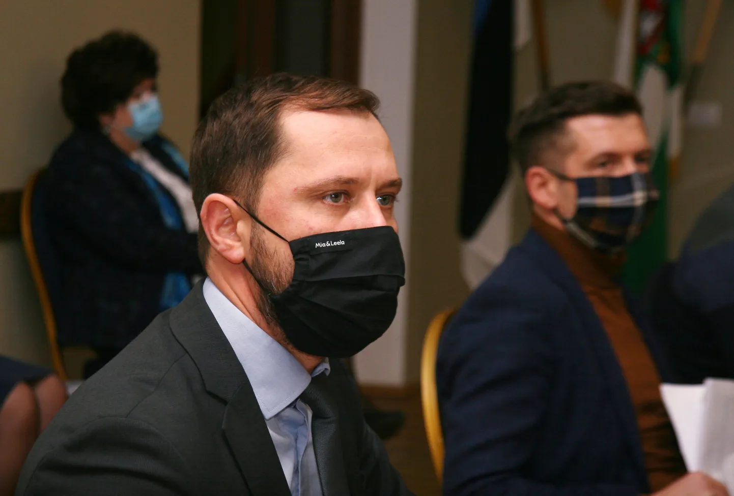 Алексей Наумкин (на переднем плане) спутал планы желавшего занять место председателя волостного собрания Мартина Репинского, когда потребовал это место себе. Незначительное большинство голосов в волостном собрании не оставило коалиции другого шанса, ведь по самому черному сценарию нынешнее волостное собрание пришлось бы распустить, если бы его председателя не удалось выбрать до 24 ноября.