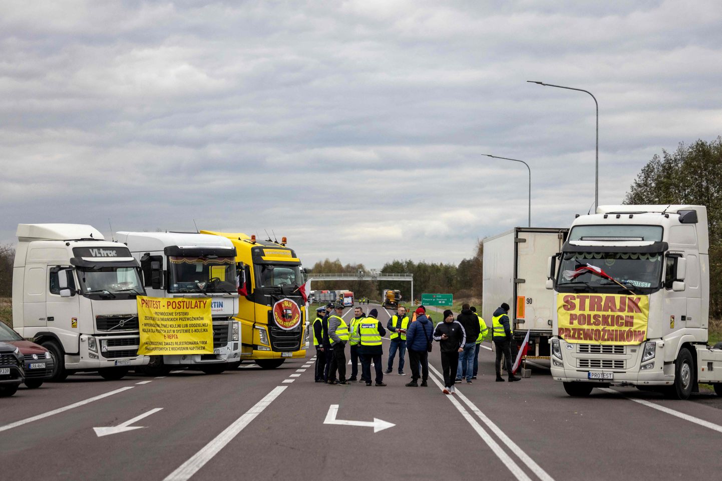 Transpordifirma omanikud takistavad üheskoos oma sõidukitega juurdepääsu Poola-Ukraina piiripunktile Dorohuskis.