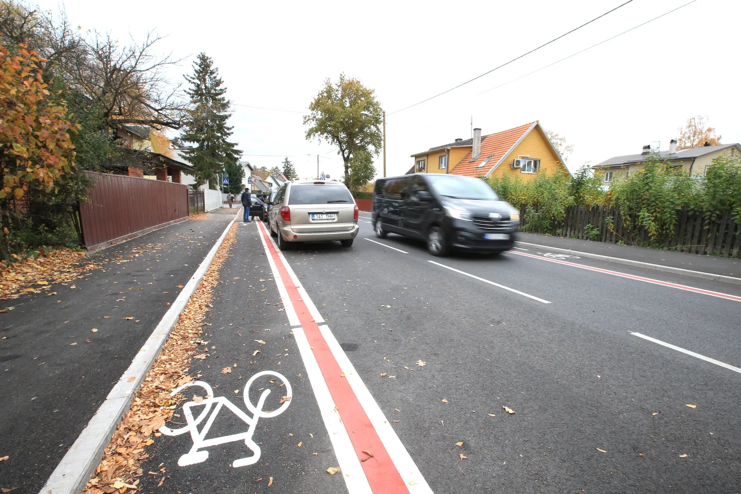 Äsja uue teekatte saanud Nurme tänaval pargivad autod keset elava liiklusega sõiduteed. Nii peab parkijatest mööduma vastassuunavööndist.