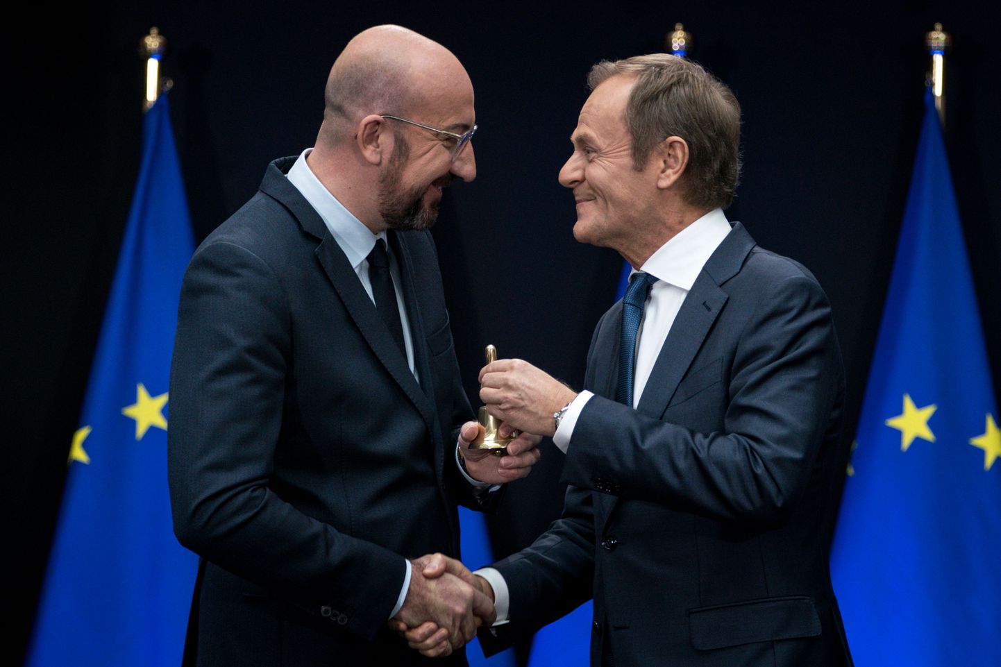 Euroopa Ülemkogu alaline eesistuja Donald Tusk (paremal) andis ameti üle Belgia ekspeaministrile Charles Michelile (vasakul).