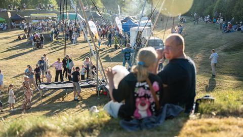GALERII & VIDEO ⟩ Kaarma jaanituli tõi kokku suure hulga jaanipeolisi