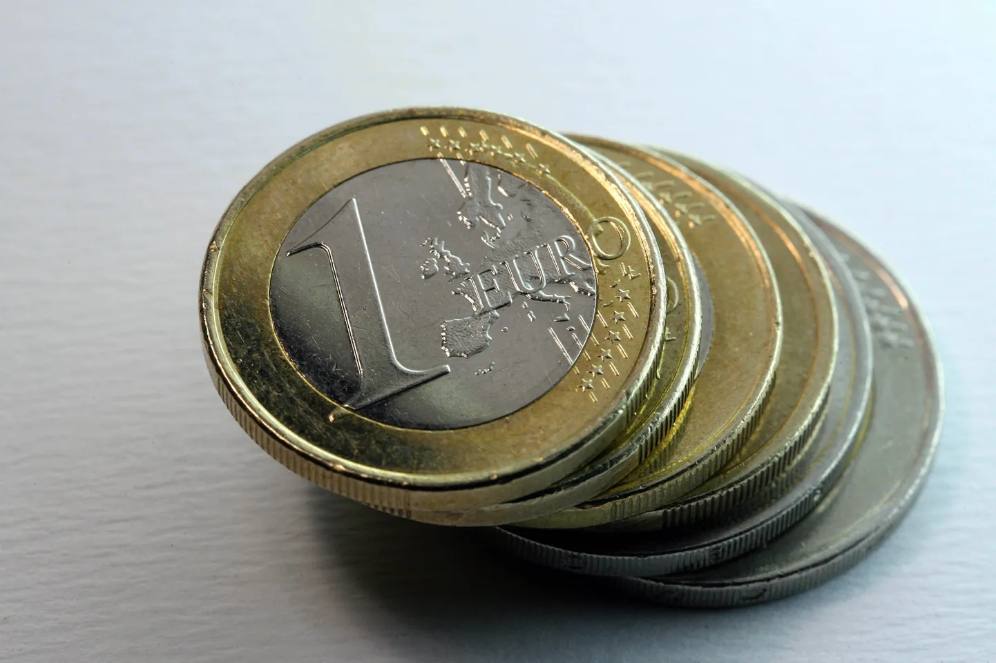 Ettevõtjal tuleb teenustasuna üksjagu eurosid pangale loovutada.