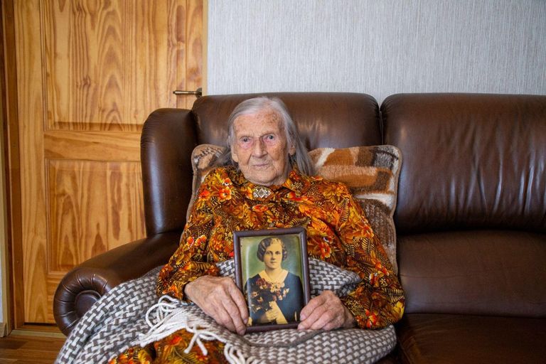 Ellen Randmäe näitab oma leeripeo pilti, mis on tehtud 82 aastat tagasi.
