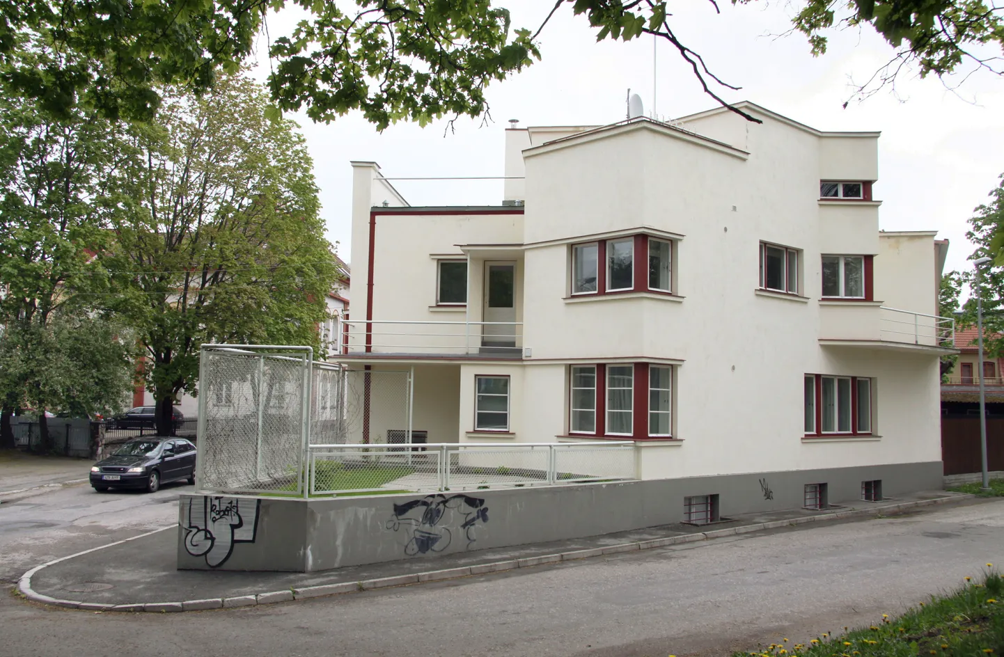 Pankrotihalduri poolt korraldataval enampakkumisel on Olev Siinmaa kodumaja alghind kahanenud nelja miljoni kroonini.