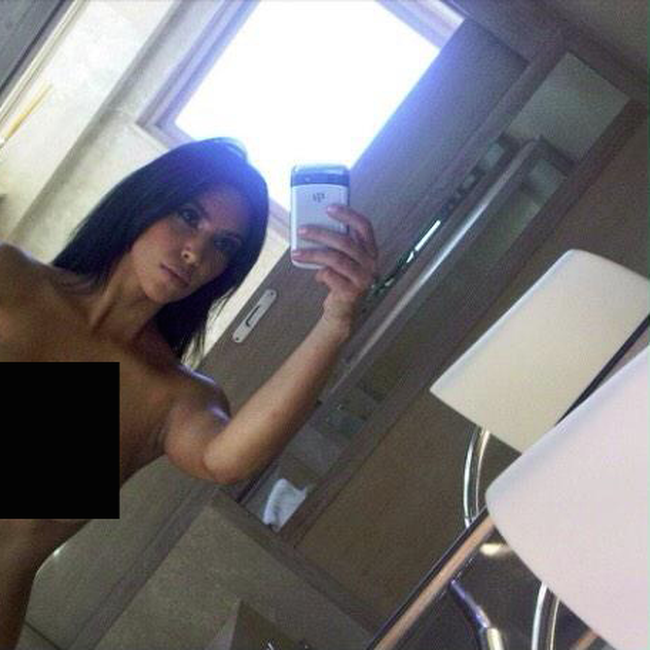 Выложила в сеть свои интим фотографии Выложила в сеть свои интим фотографии