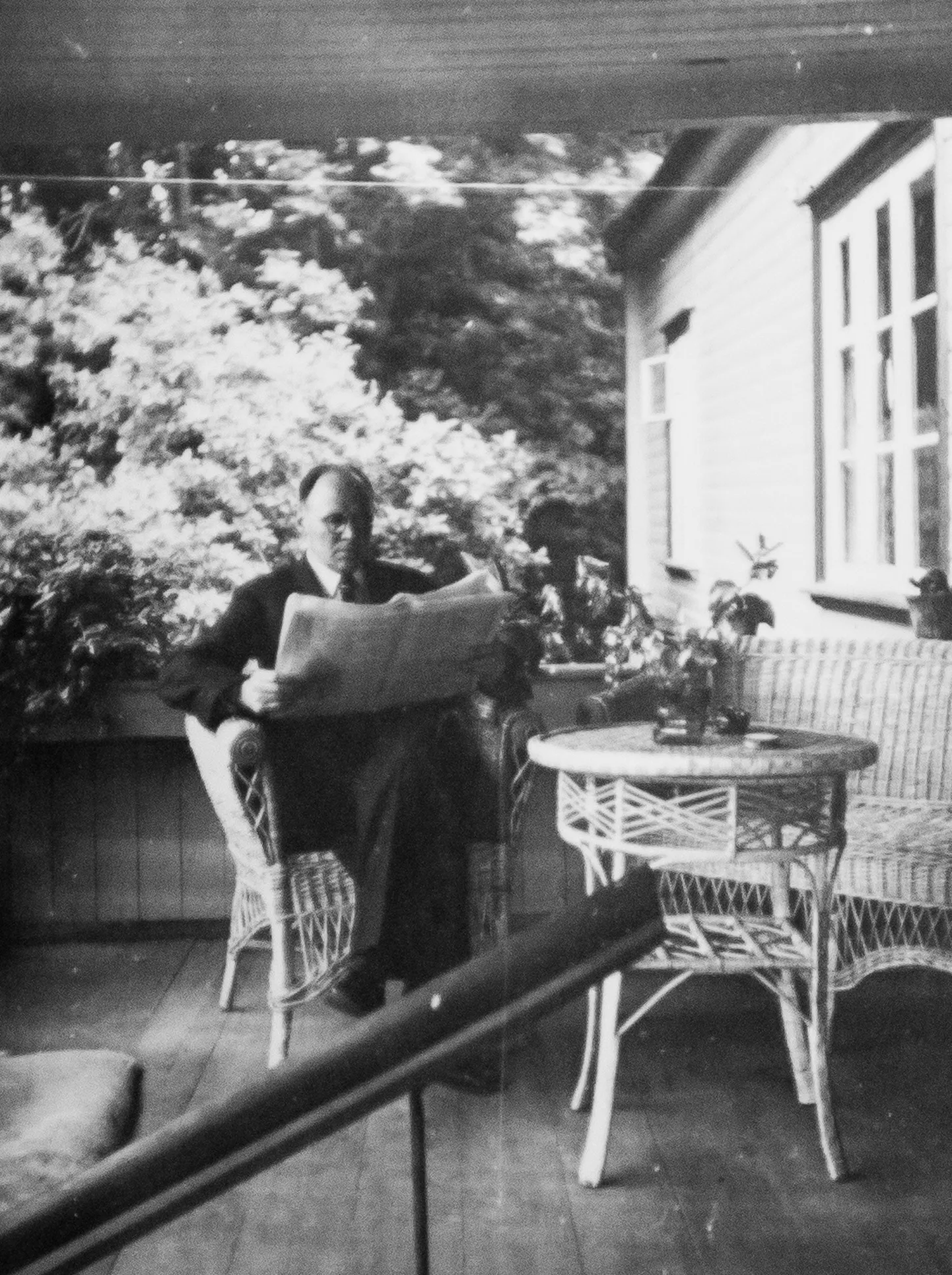 Aleksander Alver Viru-Nigula pastoraadi verandal.
