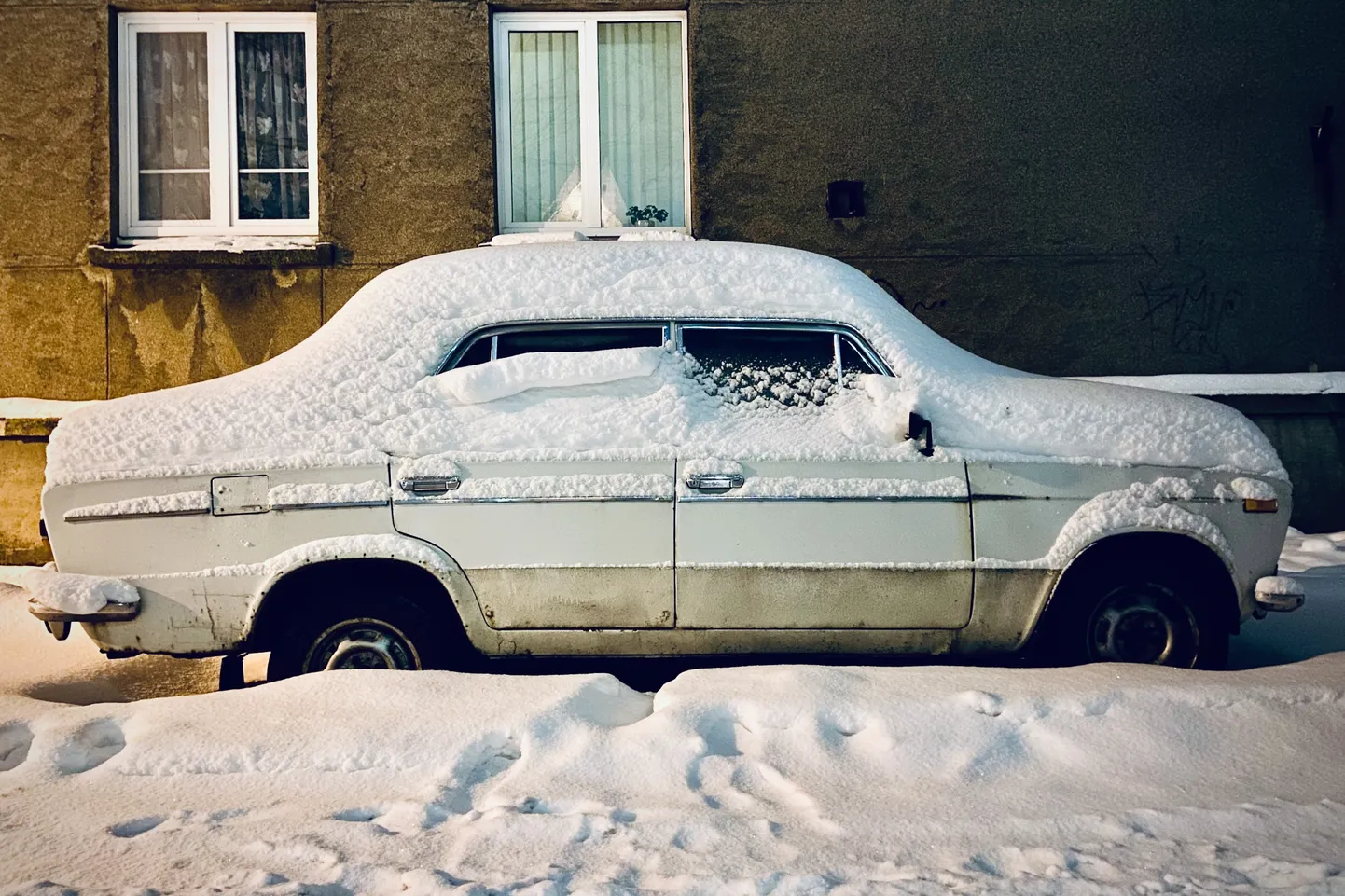 Старый автомобиль зимой. Фото иллюстративное.