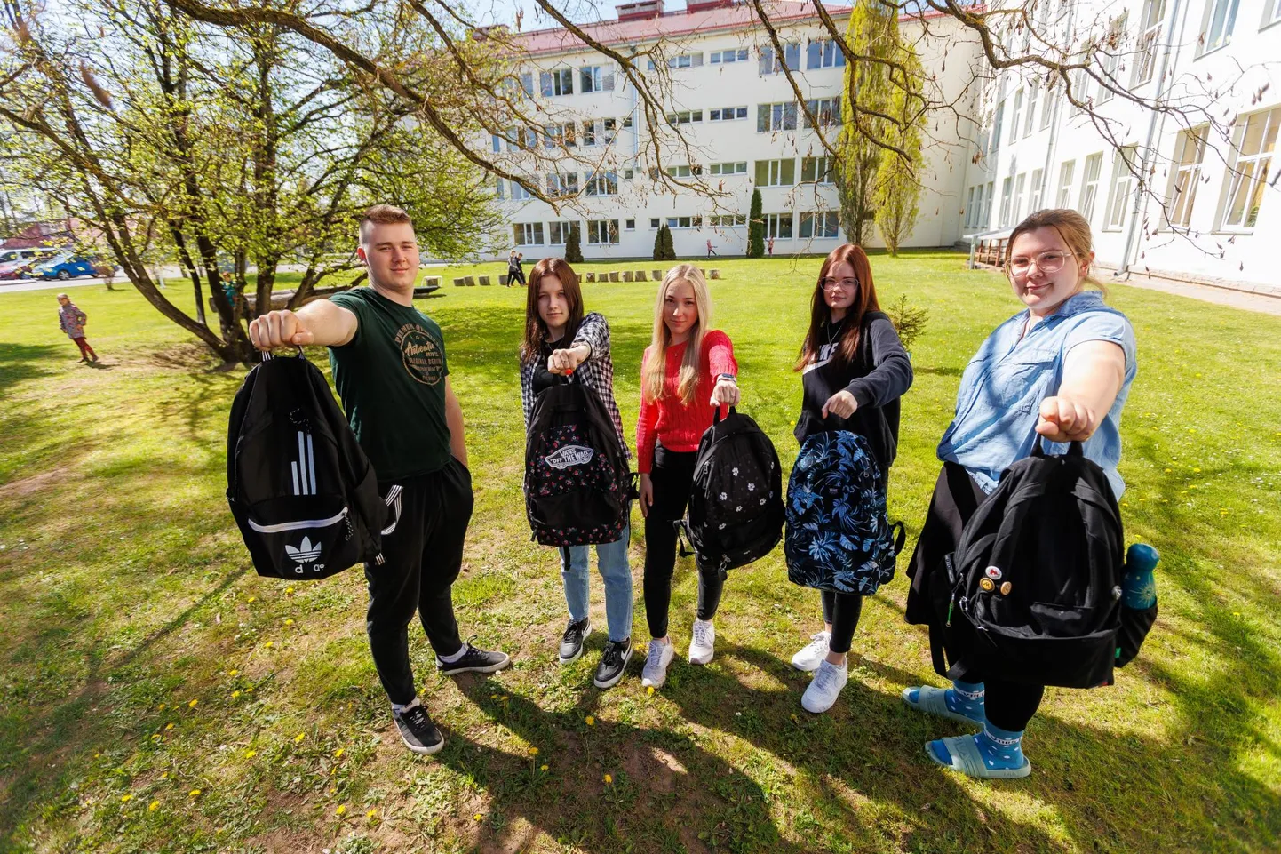 Õpilasesindus kaalus õpilaste koolikotte ka Räpina ühisgümnaasiumis. Pildil Kermo Küüts (vasakult), Merili Tiigimäe, Cordelia Liiv, Sandra Vizel ja Daisy Treier.