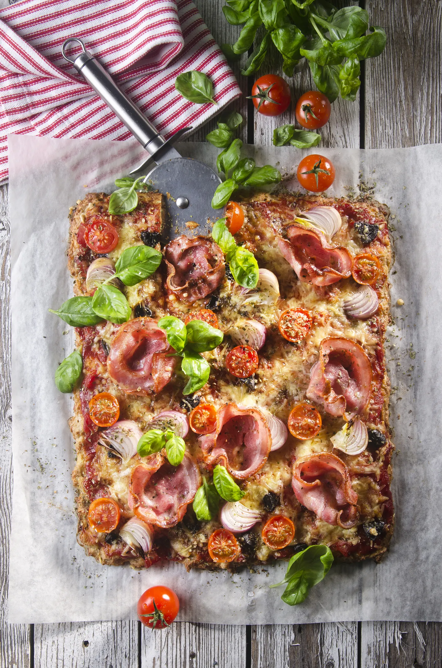 Kodujuustupõhjal pitsapirukas pancetta-roosidega.