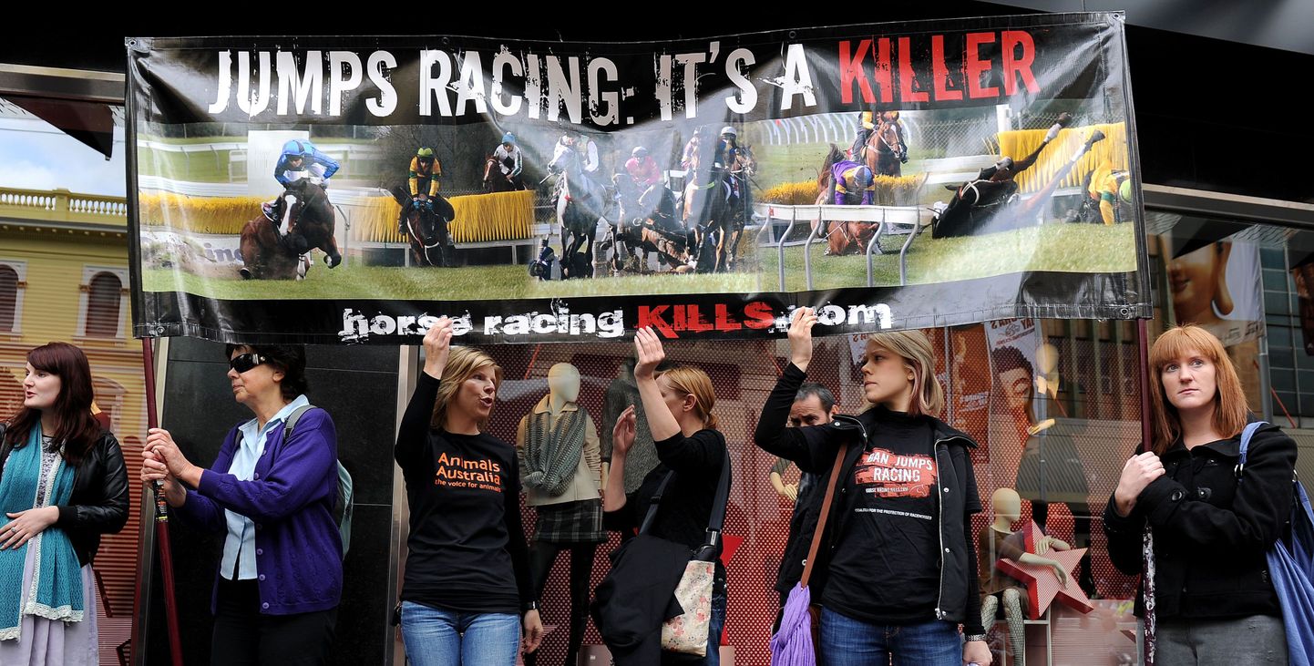 Hobuste võidusõitude vastu protesteerijad