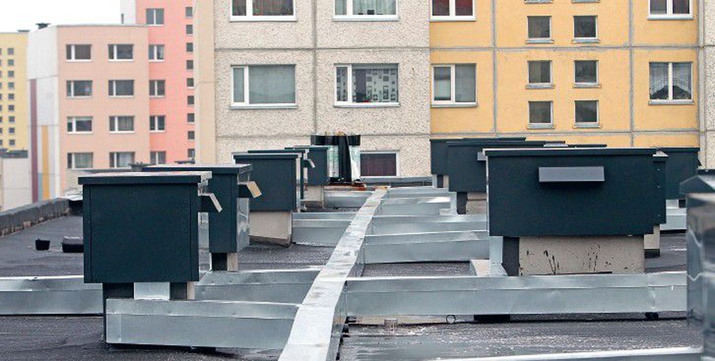 На крыше многоквартирного дома на улице Паазику в Таллинне установлены теплоуловители, которые накапливают выделяющееся из вентиляции тепло, а затем возвращает нагретый воздух обратно в отопительную систему.