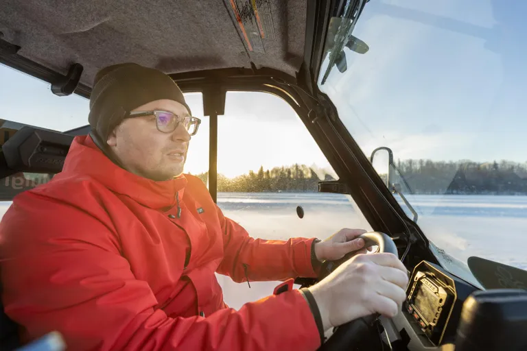 Kristjan Kivistiku sõnul ei tähenda uisuraja hooldus masinaga paari tiiru tegemist. Minimaalselt kulub sellele poolteist tundi päevas.