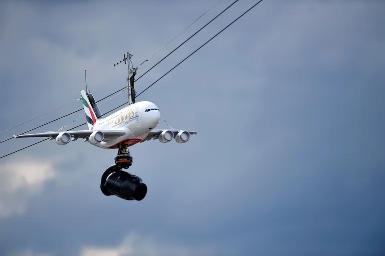 Emiratesi logo kandva lennukimudeli küljes rippuv kaamera