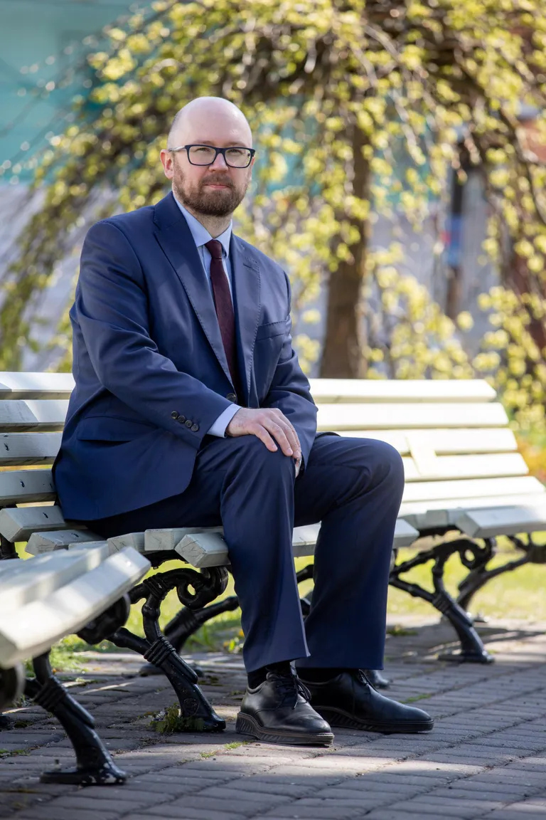 Märt Paberit sattus suvepealinna elama, kuna notar ei saa ise valida, mis piirkonnas ta töötab, aga talle meeldib siin väga.