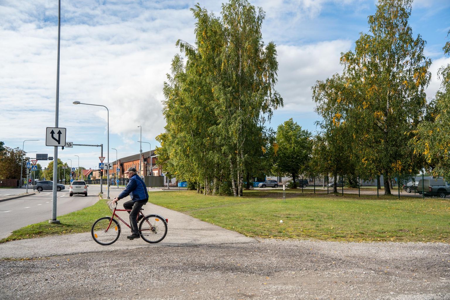 Parkla rajatakse Riia mnt 90 kortermaja ja Suurejõe Selveri vahelisele maalapile.