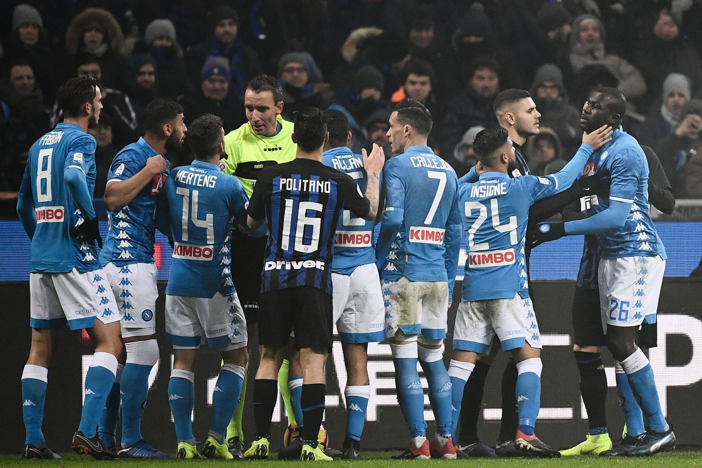 Napoli ja Interi vaheline põnev kohtumine lõppes neljale fännile haiglas