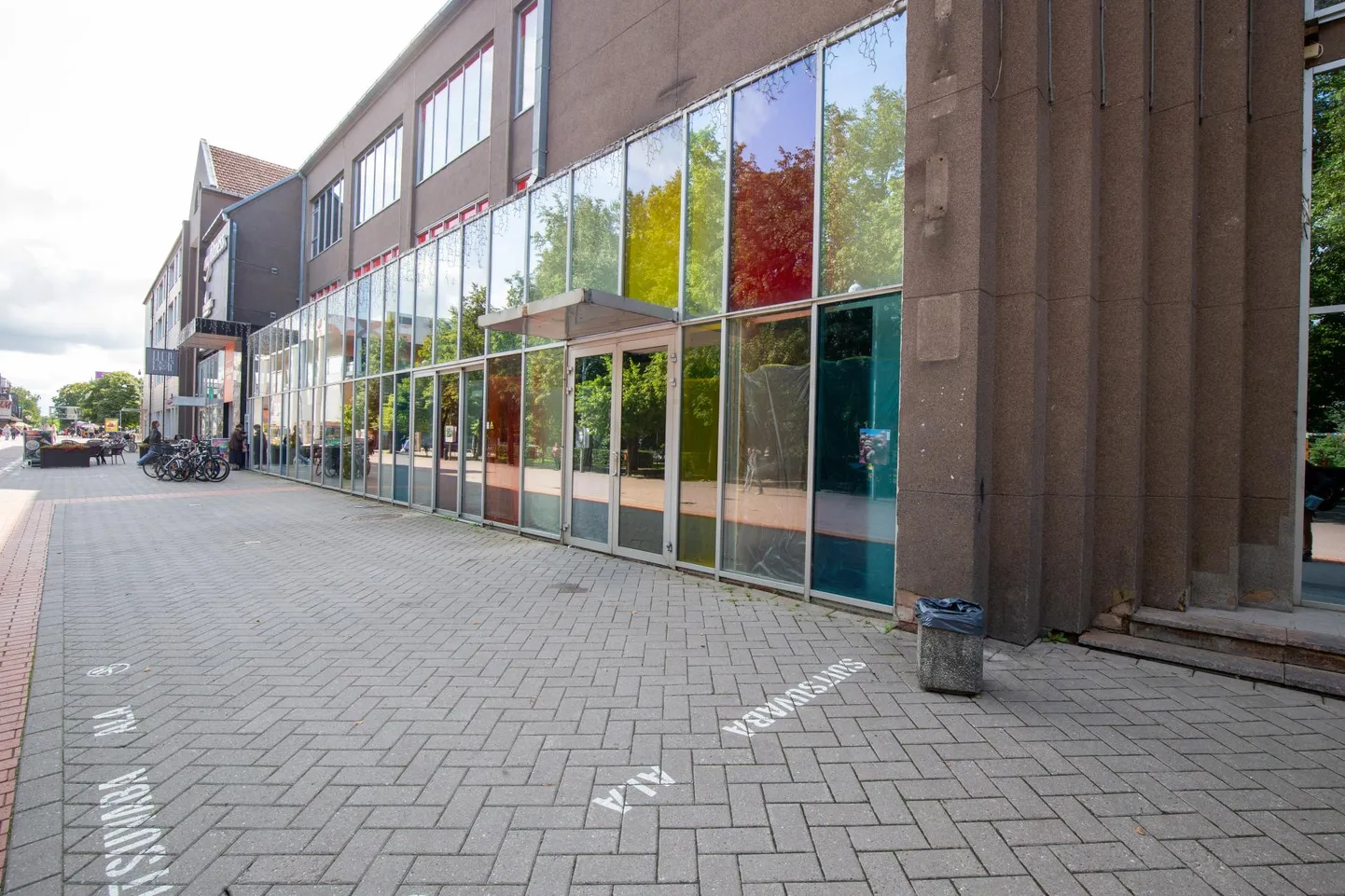 Küüni 7 ärikeskuses tegutsenud Ristiisa pubi ruumid on praegu tühjad. Kadunud on nii harjumuspärane terrass kui ka tumedast puidust pubilauad. Pärast remonti peaks seal end sisse seadma teistsuguse olemusega toidu- ja meelelahutuskoht.